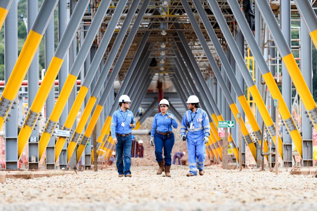 Operators on the Central Processing Facility (CPF), the gas processing plant of the gas condensate field. Incahuasi, in the Chaco region.