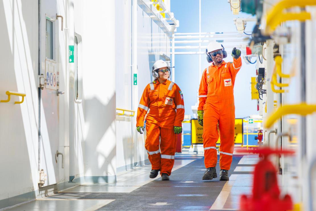 Deux employés marchant sur le rig Valaris Renaissance (DS-15) sur le champ Lapa