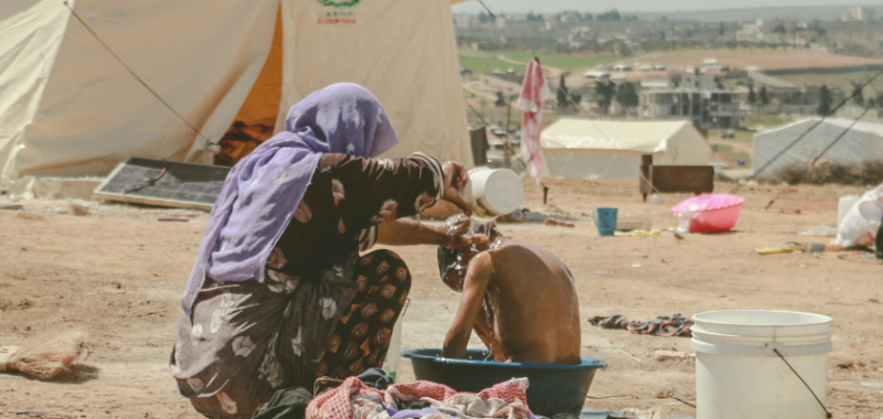 Menschen setzen gemeinsam ein Zeichen der Solidarität am Weltflüchtlingstag mit Unterstützung von Tür an Tür.