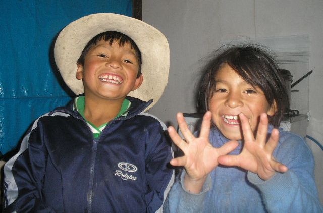 File:Niños del Cuzco.JPG