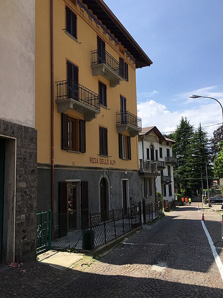 File:Via Montefiori in Esino Lario 2016.jpg