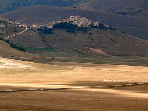 Italiano: Castelluccio e strada provinciale SP477/2 Deutsch: Hügeldorf über der Hochebene.