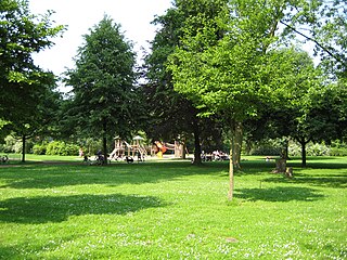 Blick auf die von Hülser Bürgern gestiftete große Spielanlage im Park.