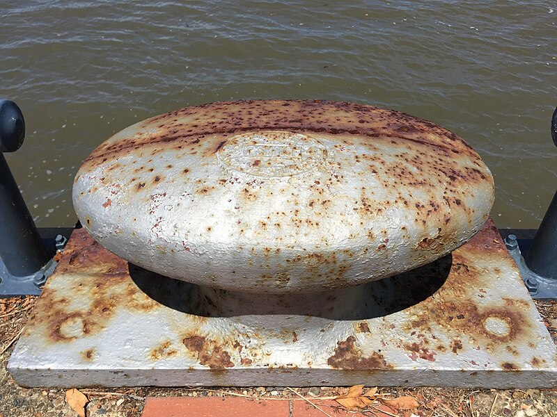 File:Mooring bollards along Brisbane River 10.JPG