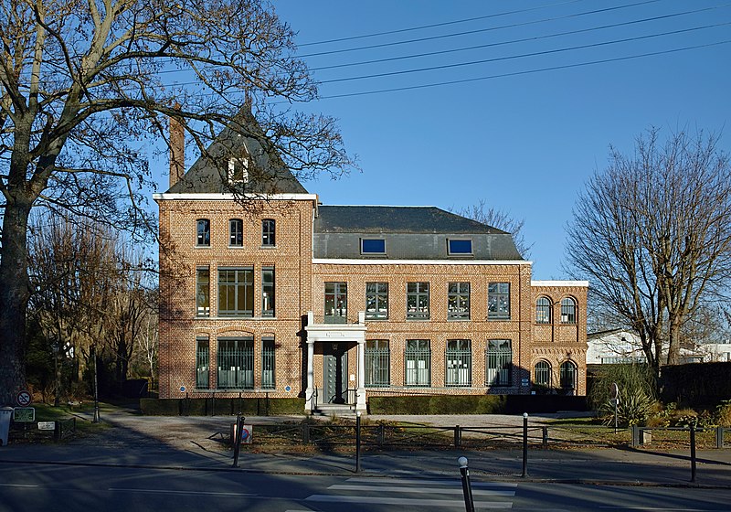 File:Santes chateau du parc.jpg