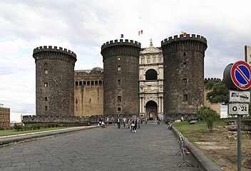 Castel Nuovo: facciata occidentale