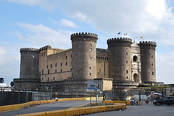 Il Maschio Angioino visto da Piazza Municipio.