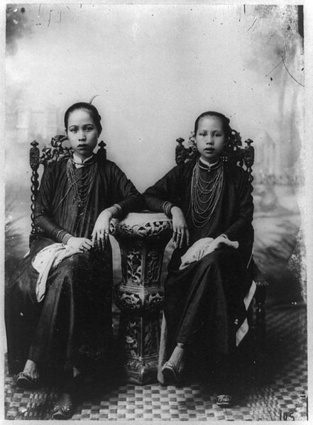 File:Two Saigonese women.jpg