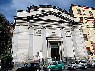 San Carlo all'Arena, scorcio della facciata