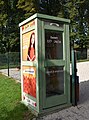 Cabine téléphonique recyclée en boîte à livres à Acheux-en-Amiénois.