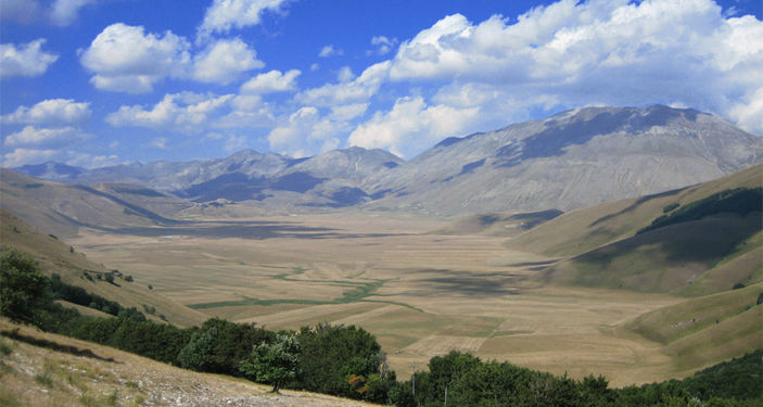 Deutsch: Monte Vettore, Monte Argentella, Monte Porche und weitere Berge in den Monti Sibillini. View to north east