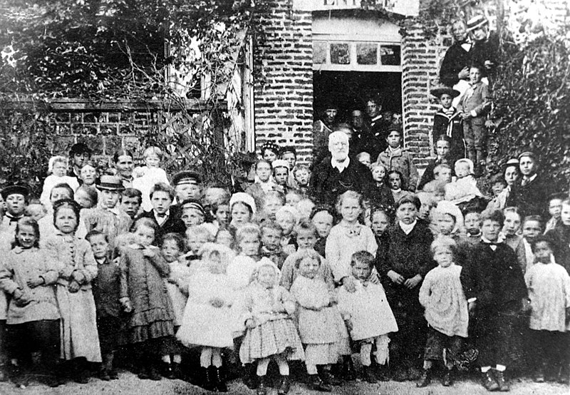 File:Victor Hugo et les enfants en 1882.JPG