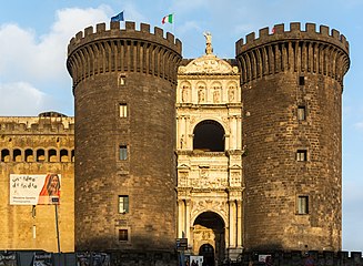 Castel Nuovo: facciata occidentale, ingresso