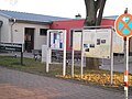 Dorfgemeinschafts­haus Sichertshausen mit Infotafel zum Lahntalradweg, Radroutennetz im Landkreis Marburg-Biedenkopf.