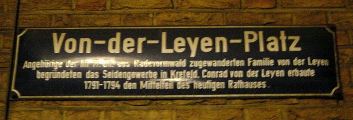 Der Rathausplatz heißt Von-der-Leyen-Platz