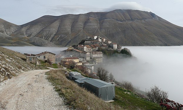 Italiano: Foto con nebbia English: With the mountain Monte Vettore behind.