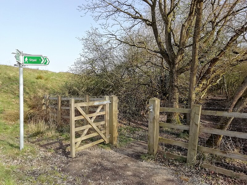 File:Public footpath near Grange Farm, Handforth - geograph.org.uk - 6805613.jpg