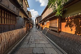 Wooden and bamboo facades of dwellings with sudare in a cobbled street of Gion, perspective effect with vanishing point, Kyoto, Japan.jpg