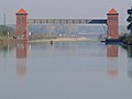 Deutsch: Blick auf das Sperrtor Datteln (Sperre heruntergelassen), dahinter das leere Kanalbett, die Baustelle und ein schräg im Trockenen liegender Arbeitsponton