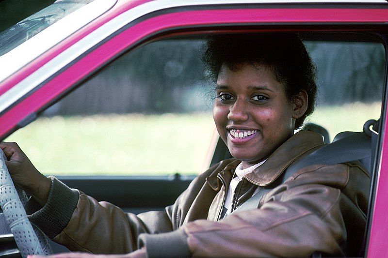 File:Woman smiles while driving.jpg