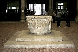 Well, courtyard of the Fondaco dei Tadeschi