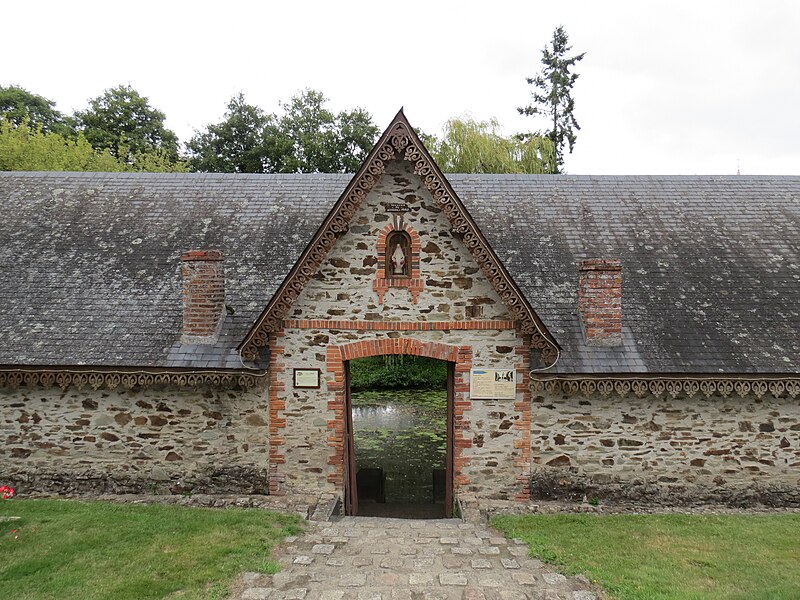 File:Le Bourg-d'Iré-Lavoir-entrée.JPG