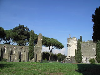 Roma, via Appia Antica: mausoleo di Cecilia Metella e chiesa di San Nicola