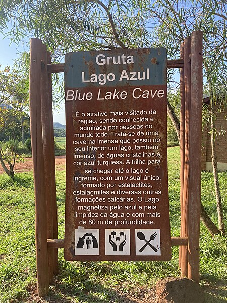 File:Placa Gruta Lago Azul.jpg