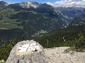 Blick vom Dreiländerpunkt A-IT-CH (photo) auf den En und die Innschlucht bei Valsot.