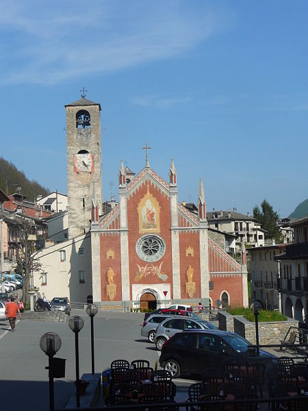 File:Sampeyre Piazza della Vittoria.jpg