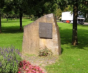 Findlingsblock mit Flugplatz-Erinnerungstafel, Krefeld-Gartenstadt.