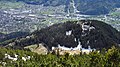 Blick von Nordosten auf den Madeisakopf mit der Bergstation der Muttersbergbahn. Links davon ein Teil der Streusiedlung Muttersberg. Im Tal liegen Bludenz (links), Bürs (hinten) und Nüziders (beidseits des Madeisakopfes)