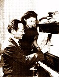 Thumbnail for File:卞趙如蘭與父親趙元任 (1944).jpg