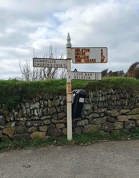 File:Gunwalloe Signpost.jpg