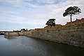 Mur d'enceinte, fossé et bastion du moulin.