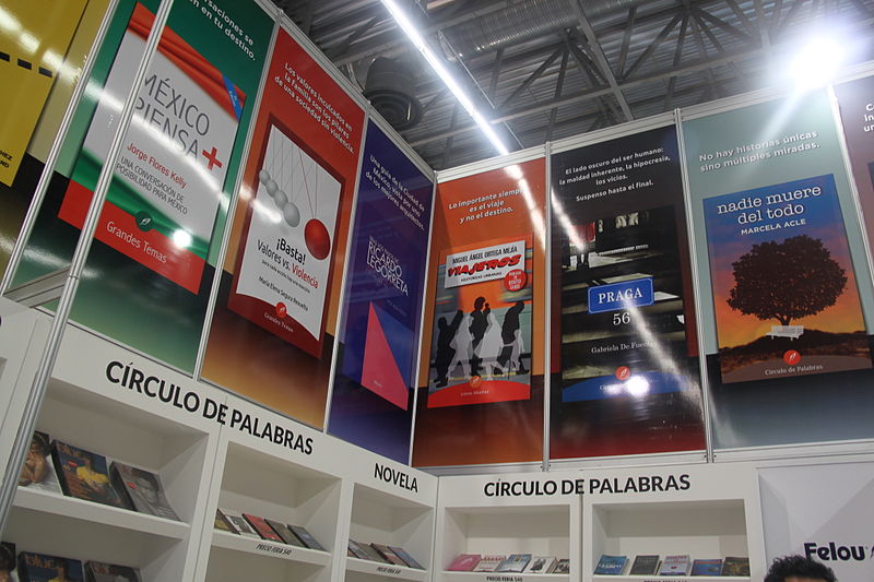 File:En La Feria del Libro de Guadalajara.JPG