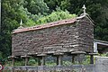 Hórreo á par da ermida de San Xosé de Val / Hórreo junto a la ermita de San Xosé de Val