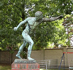 Sportlerdenkmal Haus Blumental Krefeld, Standort Hubert-Houben Kampfbahn