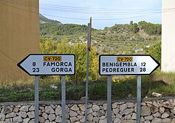 Senyals de trànsit a Castell de Castells.JPG