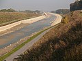 Deutsch: Blick auf das leere Kanalbett von der Brücke bei Vinnum aus nach Norden, im Hintergrund ist die Tunnelbaustelle der Unterführung B236 Olfen - Selm zu sehen.