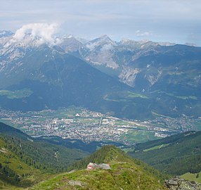 Fluss mit Siedlungsraum und Verkehrswegen bei Schwaz, Vomp,