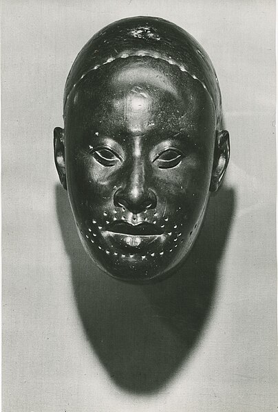 File:Photo Copper mask of Oni Obalufon II 1964 - Touring Club Italiano BBH 226.jpg