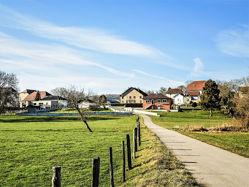 File:Santoche, vu de la piste cyclable.jpg