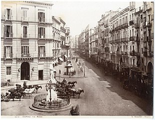 Largo della Carità in via Roma (foto Giorgio Sommer)