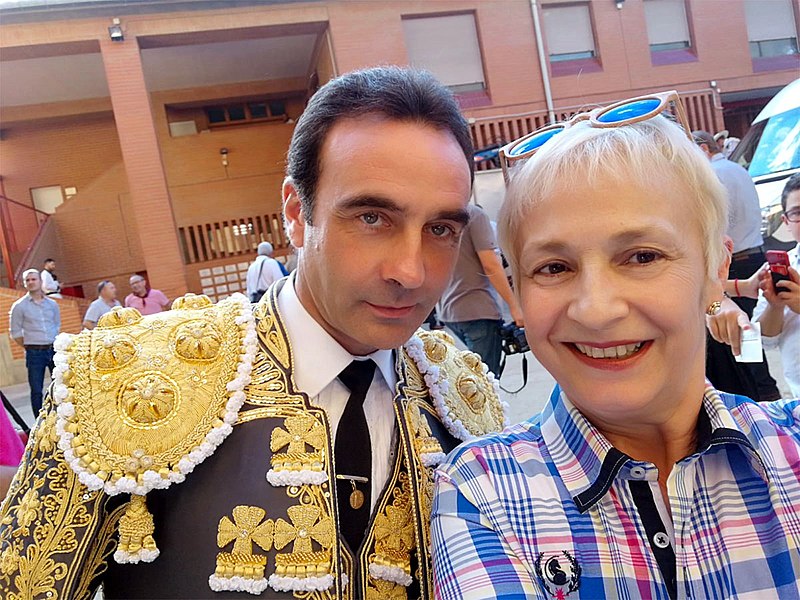 File:María del Carmen Zaldívar Melero "Carmela" en la Plaza de toros de Zaragoza con el torero Enrique Ponce.jpg