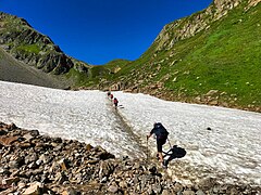 Des randonneurs empruntant un névé Alpin en juillet 2022.jpg