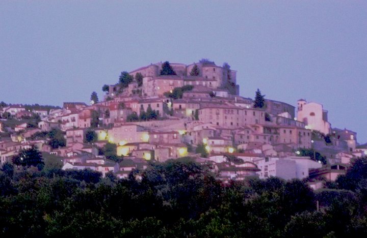 File:Centro storico Gesualdo, notturna.jpg