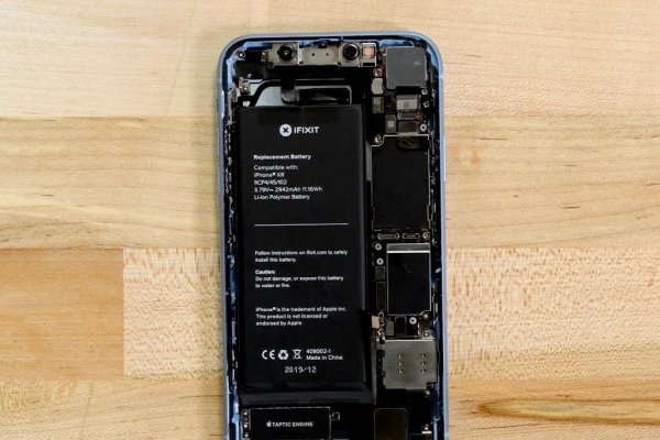 iPhone XR opened up for battery replacement