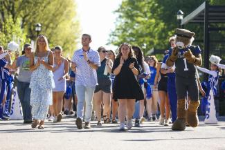 Students walking through alumni gate