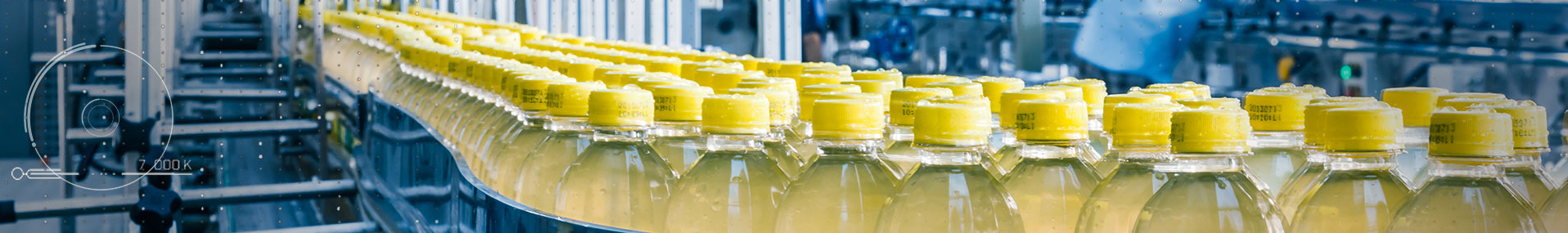 Botellas de bebidas en banda transportadora